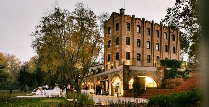 La Farinera Sant Lluís il·luminada de nit