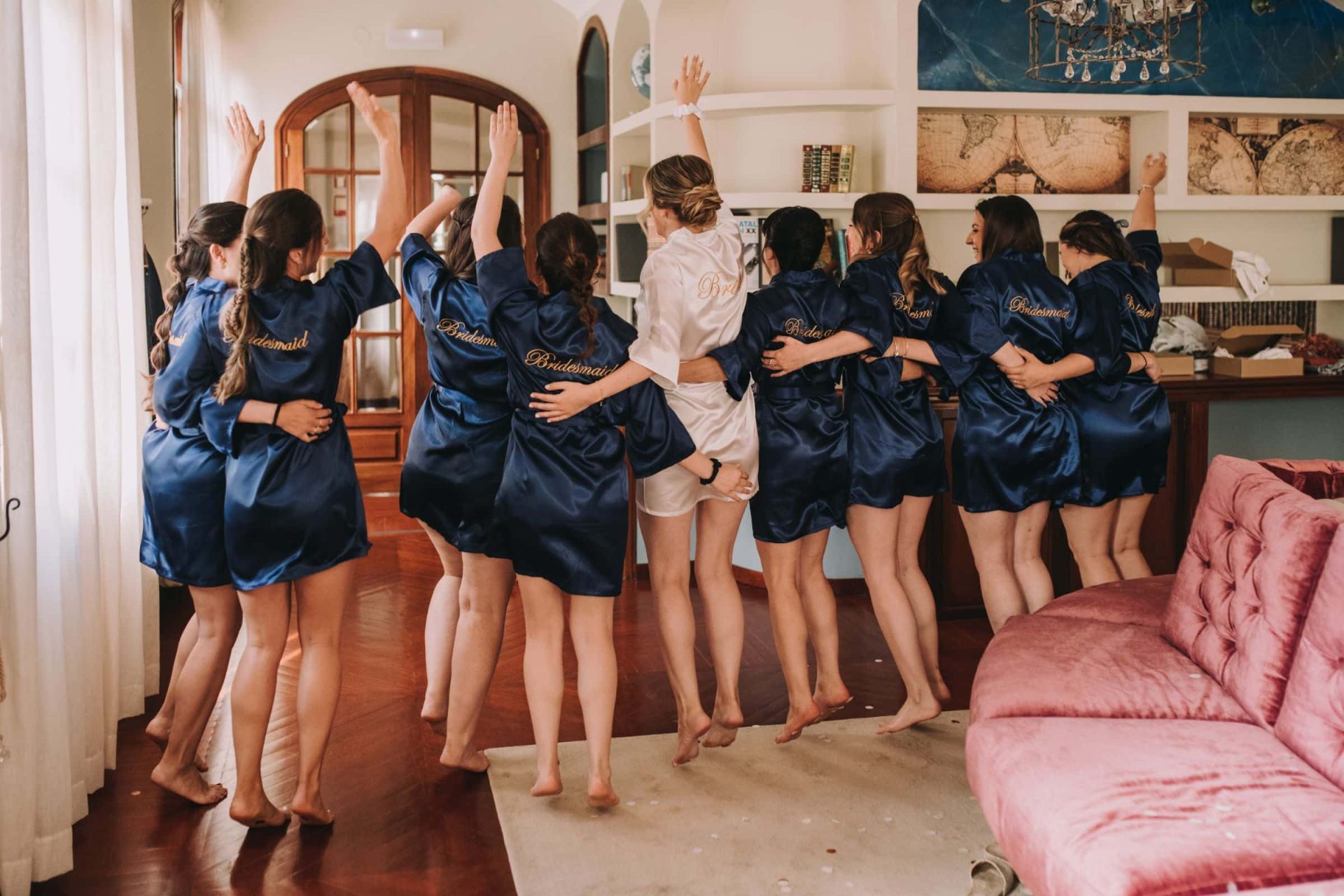 Amigues de la núvia celebrant el casament