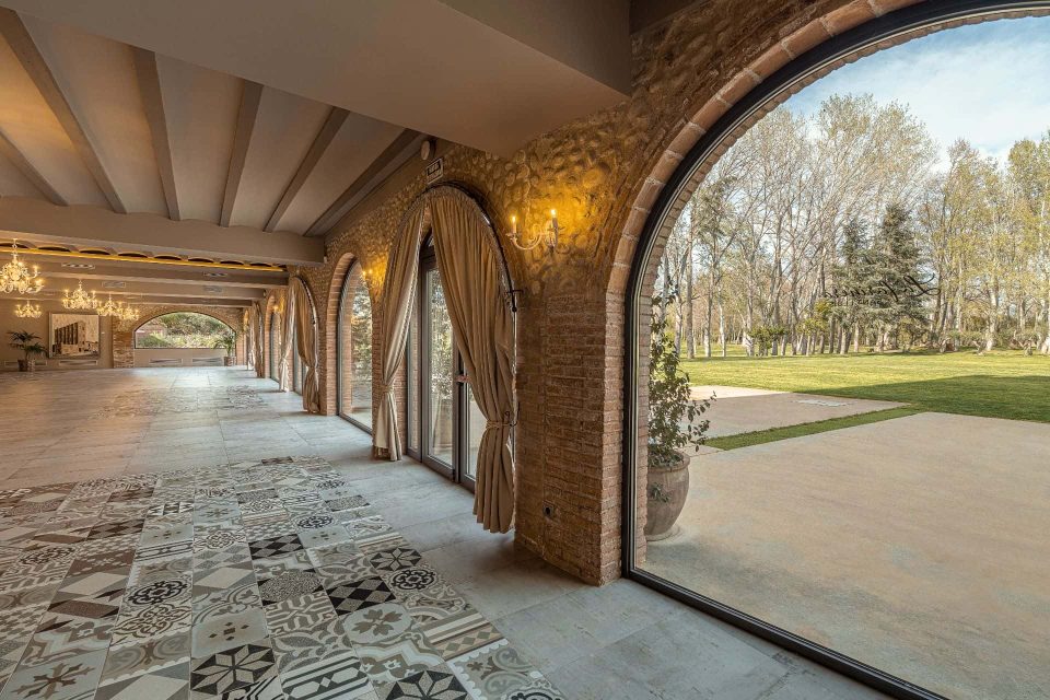 Grans finestrals que donen al jardí